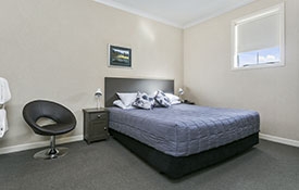 Studio unit with super king-size bed and ensuite bathroom